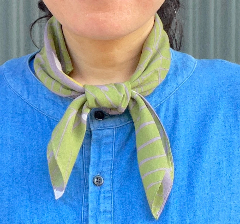 Petit scarf "Banana" in the shade of a tree_fruit (40% silk 60% rayon)