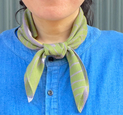 Petit scarf "Banana" in the shade of a tree_fruit (40% silk 60% rayon)