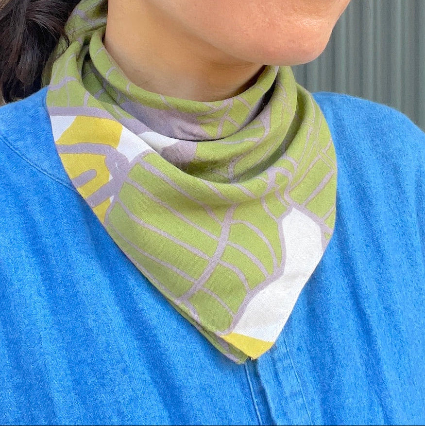 Petit scarf "Banana" in the shade of a tree_fruit (40% silk 60% rayon)