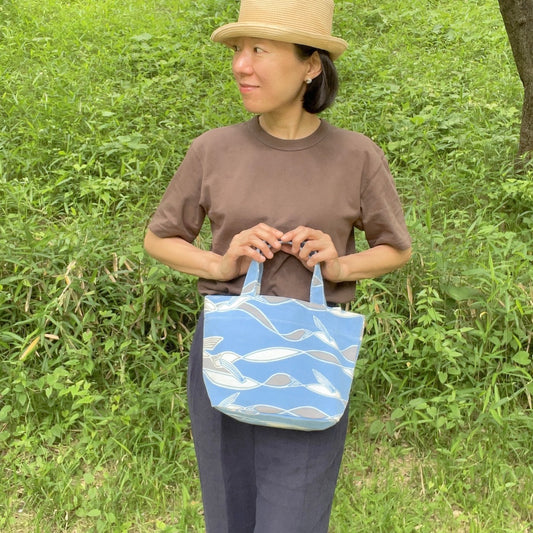 Tote (S) “Fish that got water” Swim! Blue base