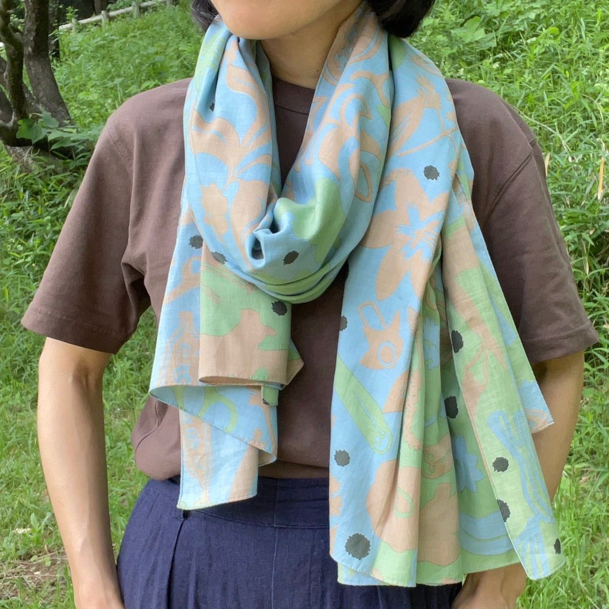 AMONGのストール「スパイス」アレンジ。シナモンやクローブの温かみある配色と繊細な柄。洗濯可能でUV・冷房対策にも便利。