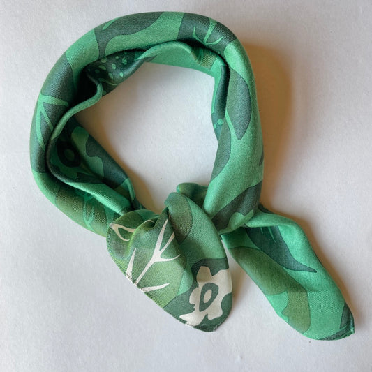 LAST1 プチスカーフ「桃栗三年柿八年」変化-green系（シルク40%レーヨン60%）