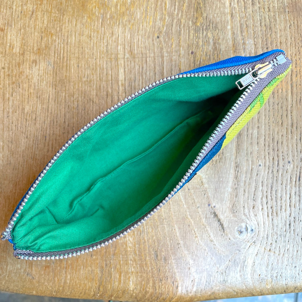 星と木々のテキスタイルが映えるAMONGのコットン100%日本製のペンケース スターフルーツ スター 木柄。バッグの中に鮮やかな遊び心と整理に。