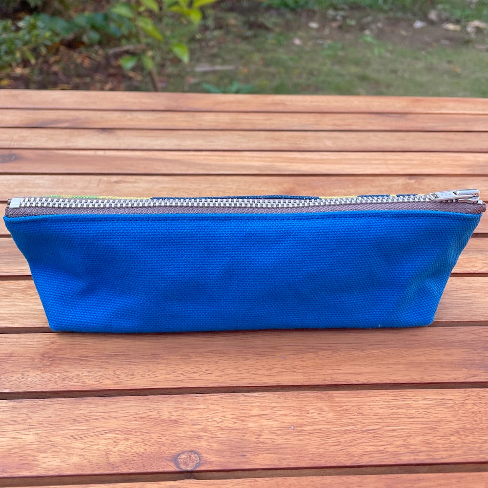 星と木々のテキスタイルが映えるAMONGのコットン100%日本製のペンケース スターフルーツ スター 木柄。バッグの中に鮮やかな遊び心と整理に。