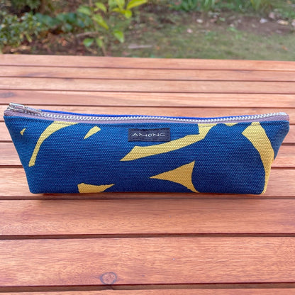 星と木々のテキスタイルが映えるAMONGのコットン100%日本製のペンケース スターフルーツ スター 木柄。バッグの中に鮮やかな遊び心と整理に。