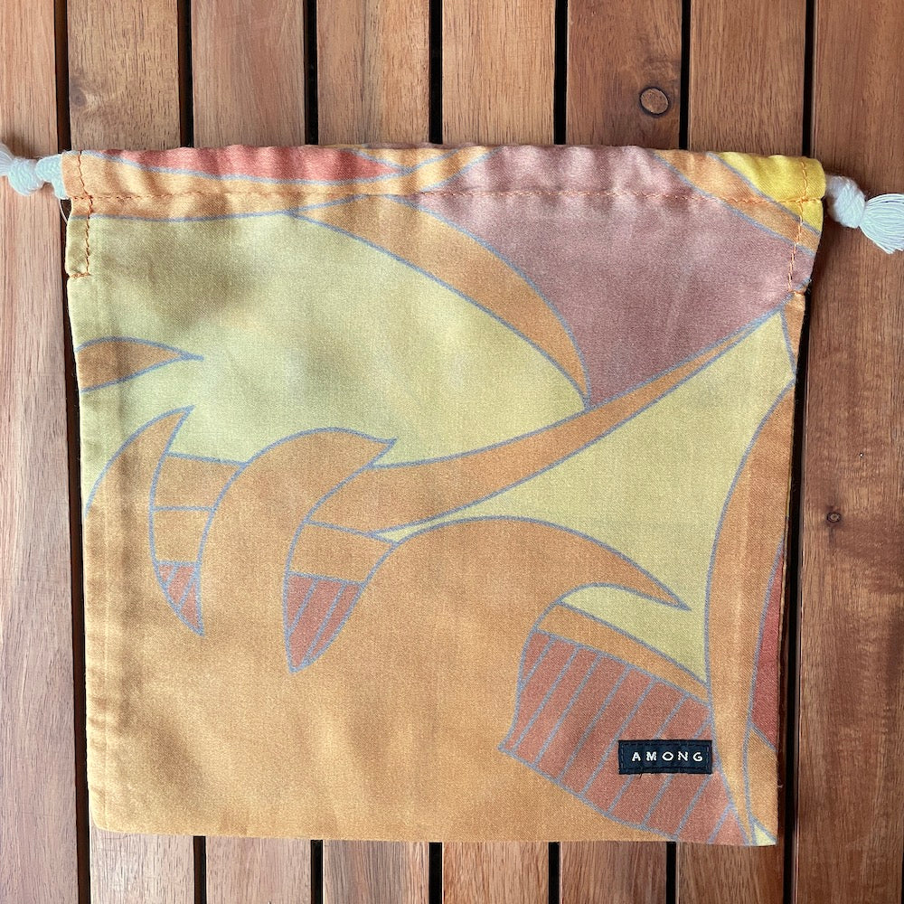 AMONGの5500円お得なクリスマスギフトセット。ご自分へ、通常のプレゼントにも最適。セットのきんちゃくです。