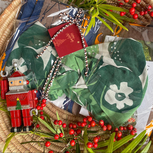 AMONGの16500円お得なクリスマスギフトセット。ご自分へのプレゼントにも最適。