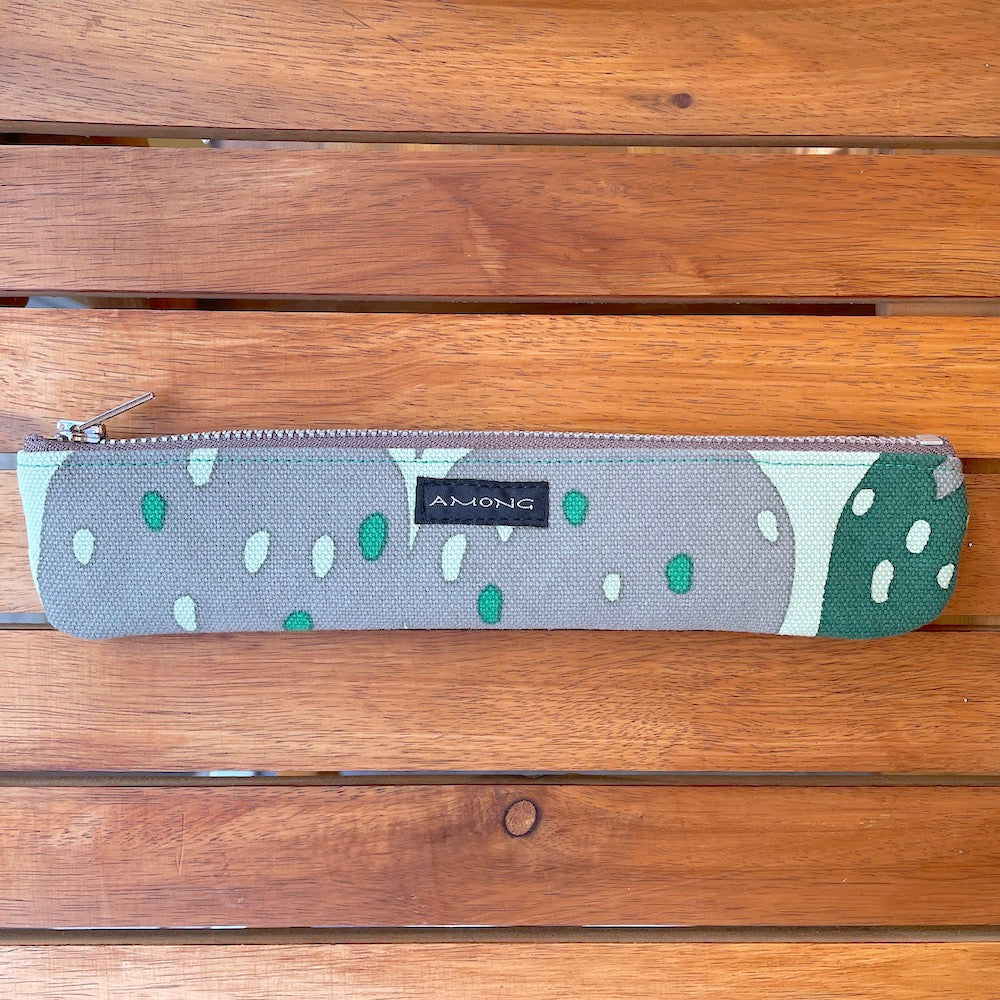 イチゴ柄ペンケース