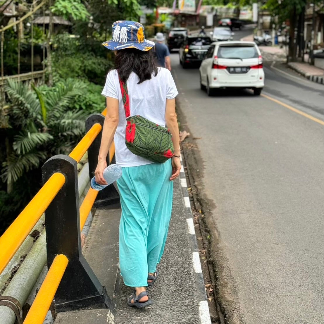 AMONGのおでかけショルダーバッグ大人気のカンナ希望レッド。コンパクトに見えて旅行に最適な大容量。コットン100％を横浜捺染で染めたの日本製。