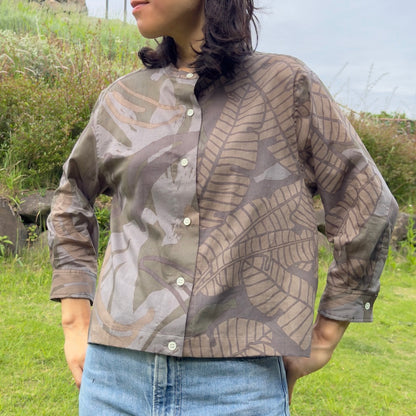 AMONGの果実柄シャツ バナナ_大地 大地の力強さを感じるバナナがモチーフ。ブランで落ち着いたシャツ。