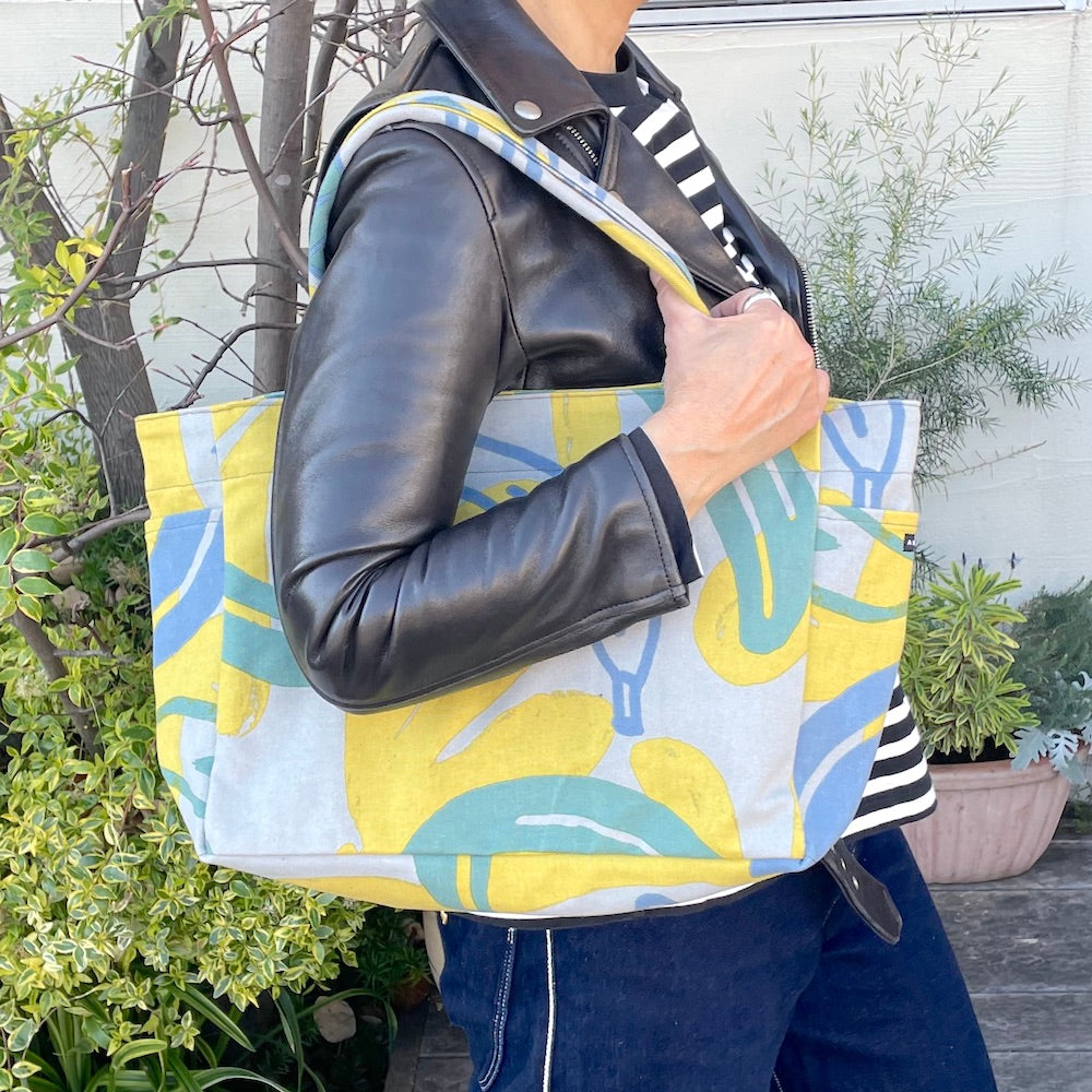 Tote (M, with side pockets) "Banana" shade of tree_fruit