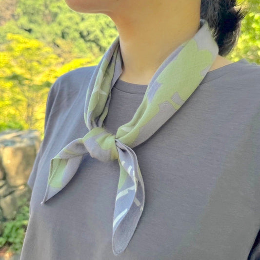 Petit scarf "Banana" in the shade of a tree_fruit (40% silk 60% rayon)