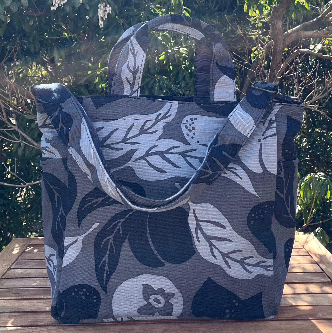 AMONG ショルダートートバッグ 桃栗三年柿八年 濃淡 濃い 日本製 綿 コットン100% ボタニカル 果物柄 2WAY 縁起が良い 