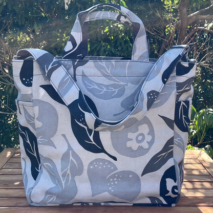 AMONG ショルダートートバッグ 桃栗三年柿八年 濃淡 淡い 日本製 綿 コットン100% ボタニカル 果物柄 2WAY 縁起が良い 