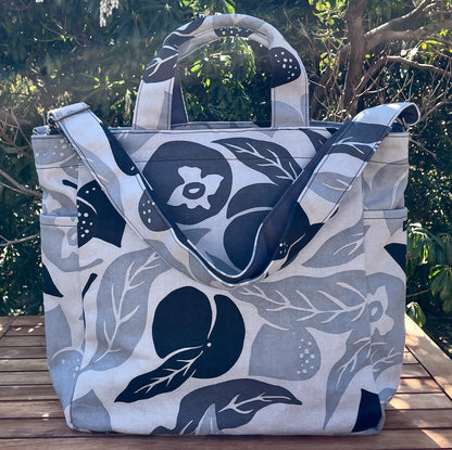 AMONG ショルダートートバッグ 桃栗三年柿八年 濃淡 淡い 日本製 綿 コットン100% ボタニカル 果物柄 2WAY 縁起が良い 