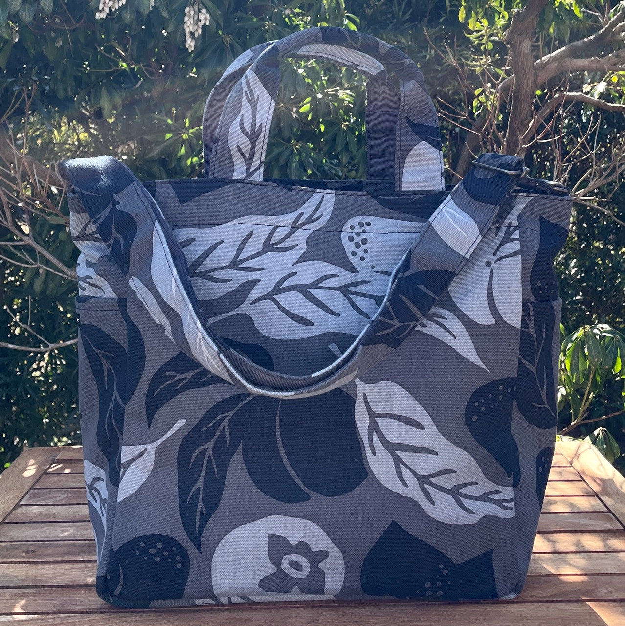 AMONG ショルダートートバッグ 桃栗三年柿八年 濃淡 濃い 日本製 綿 コットン100% ボタニカル 果物柄 2WAY 縁起が良い 