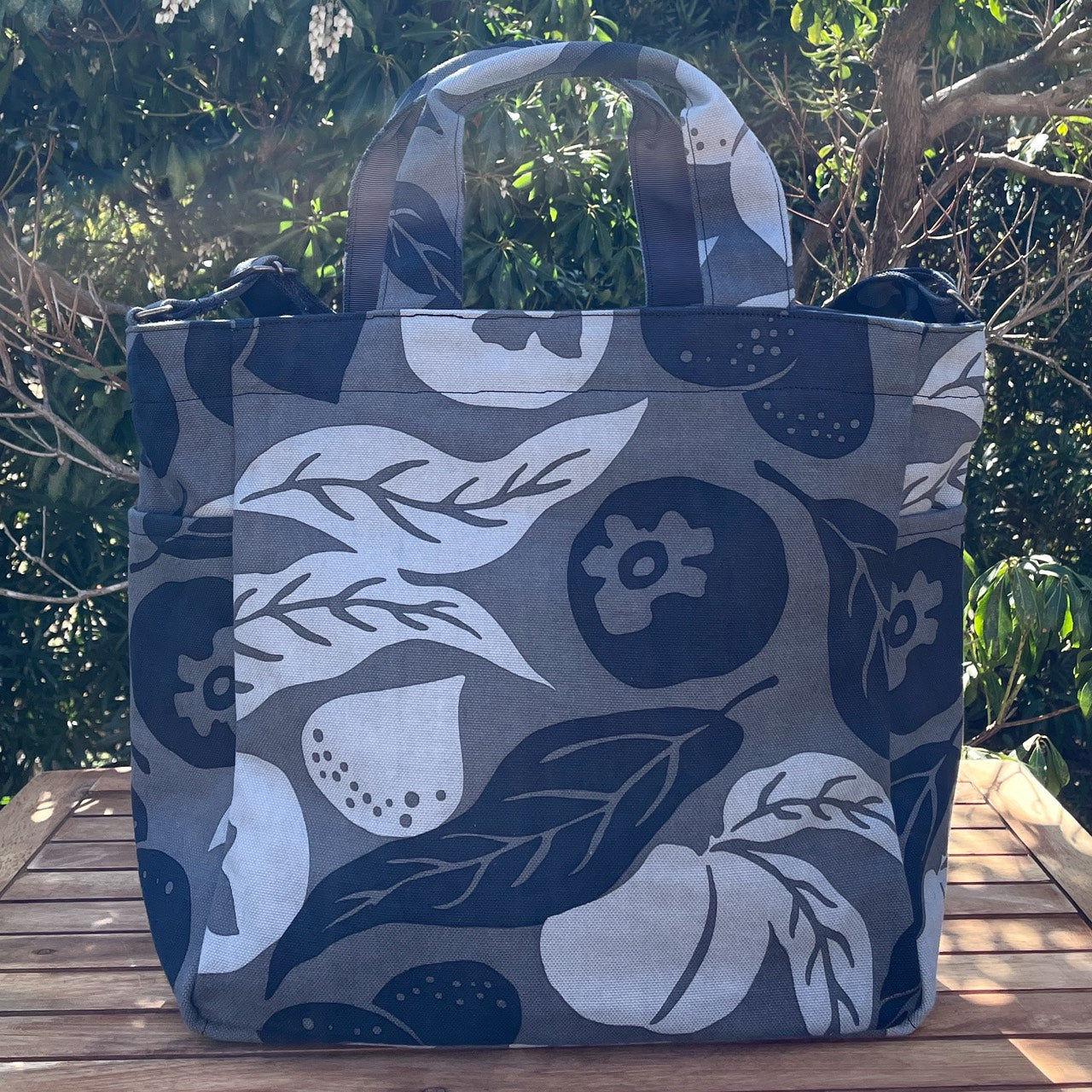 AMONG ショルダートートバッグ 桃栗三年柿八年 濃淡 濃い 日本製 綿 コットン100% ボタニカル 果物柄 2WAY 縁起が良い 