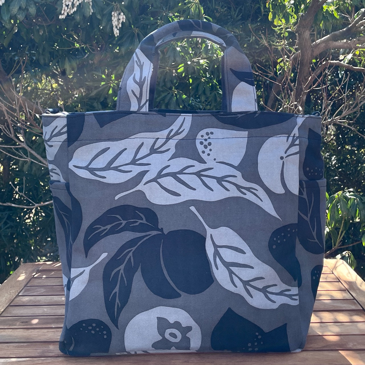 AMONG ショルダートートバッグ 桃栗三年柿八年 濃淡 濃い 日本製 綿 コットン100% ボタニカル 果物柄 2WAY 縁起が良い 