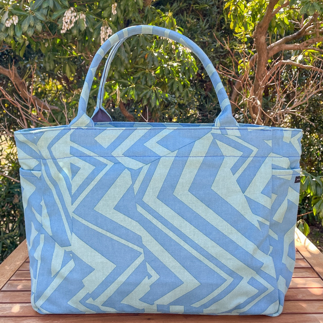 AMONG トートバッグ Mサイズ サイドポケット付 水ミチ 育てよう 幾何学柄 日本製 綿 コットン 100％  大容量 通勤 通学  道 未知 日本の言葉遊び