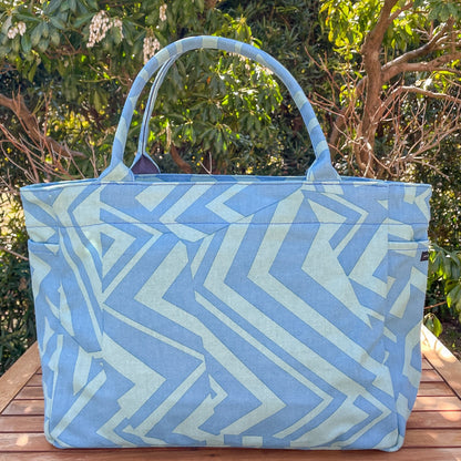 AMONG トートバッグ Mサイズ サイドポケット付 水ミチ 育てよう 幾何学柄 日本製 綿 コットン 100％  大容量 通勤 通学  道 未知 日本の言葉遊び