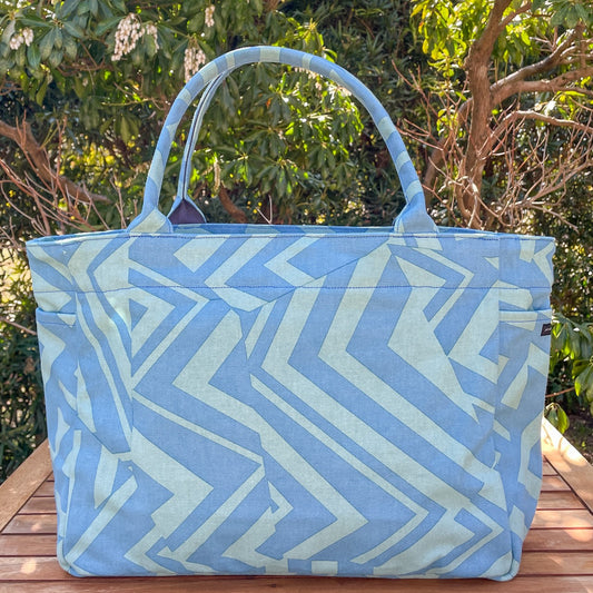 AMONG トートバッグ Mサイズ サイドポケット付 水ミチ 育てよう 幾何学柄 日本製 綿 コットン 100％  大容量 通勤 通学  道 未知 日本の言葉遊び