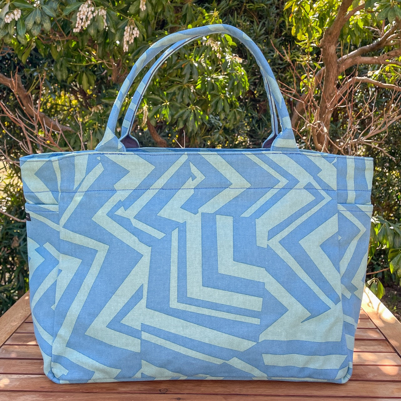 AMONG トートバッグ Mサイズ サイドポケット付 水ミチ 育てよう 幾何学柄 日本製 綿 コットン 100％  大容量 通勤 通学  道 未知 日本の言葉遊び