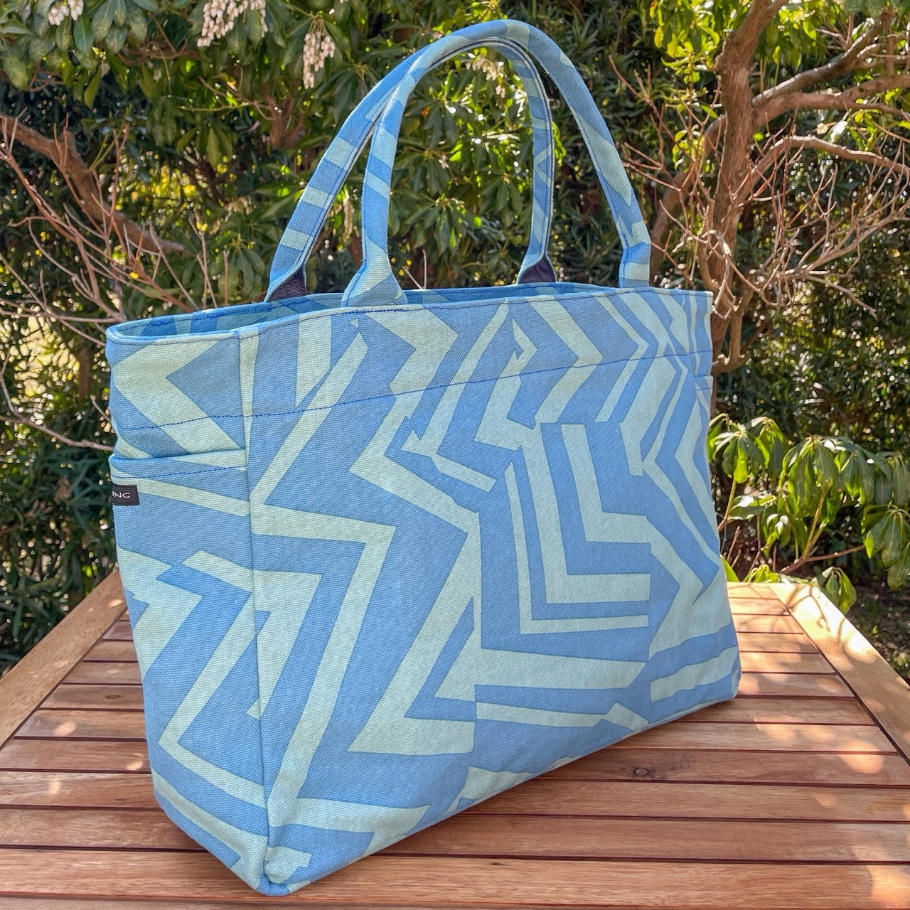 AMONG トートバッグ Mサイズ サイドポケット付 水ミチ 育てよう 幾何学柄 日本製 綿 コットン 100％  大容量 通勤 通学  道 未知 日本の言葉遊び