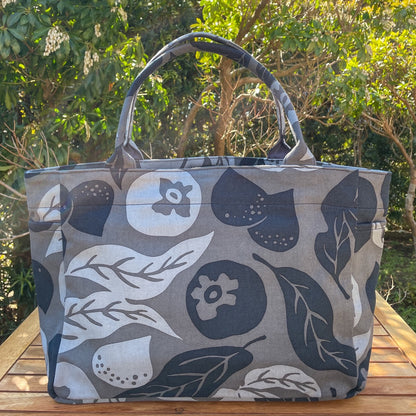 AMONG トートバッグ Mサイズ サイドポケット付 桃栗三年柿八年 濃淡 濃い 日本製 コットン100 トートバッグ 果物柄 大容量 縁起が良い