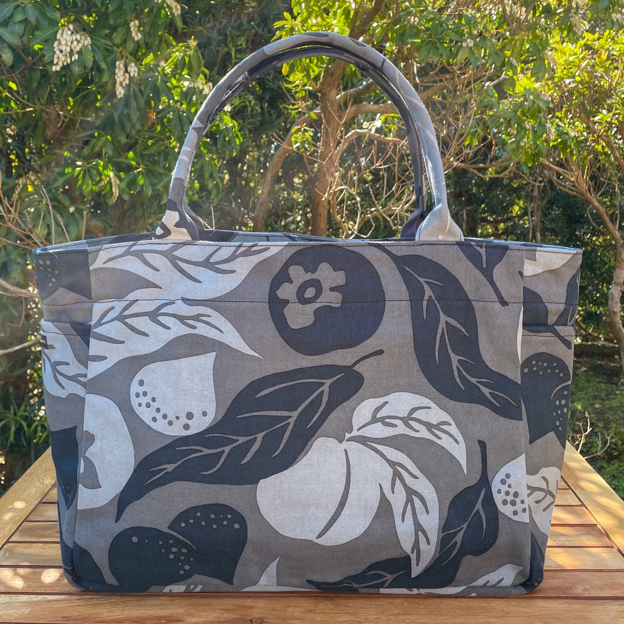 AMONG トートバッグ Mサイズ サイドポケット付 桃栗三年柿八年 濃淡 濃い 日本製 コットン100 トートバッグ 果物柄 大容量 縁起が良い