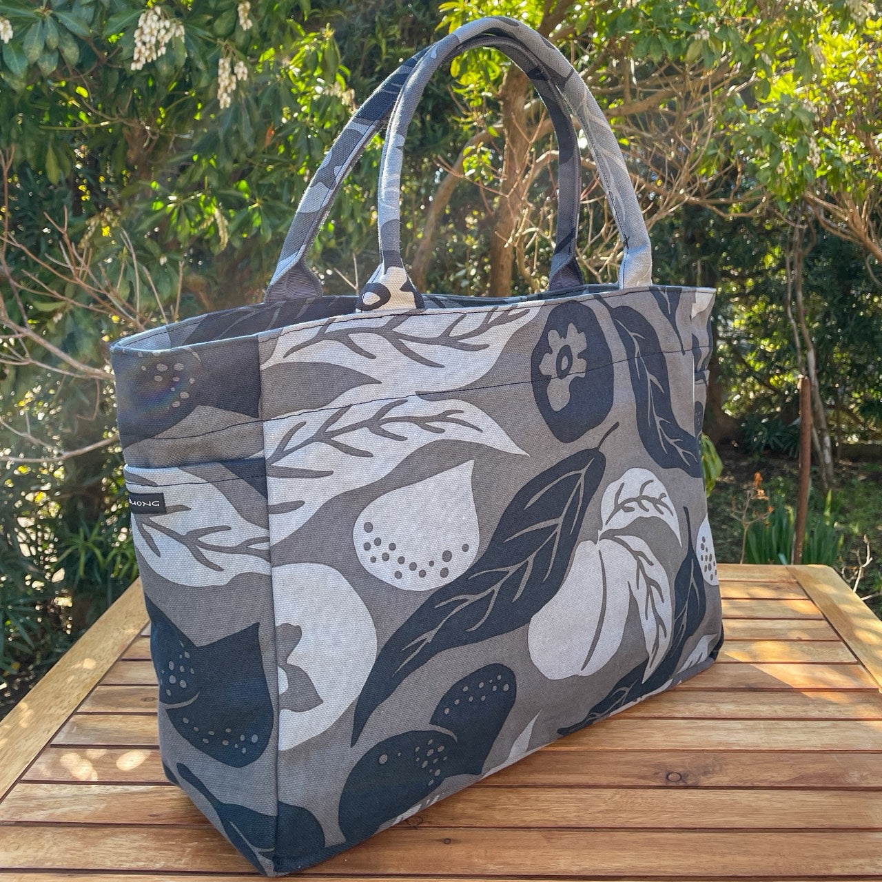 AMONG トートバッグ Mサイズ サイドポケット付 桃栗三年柿八年 濃淡 濃い 日本製 コットン100 トートバッグ 果物柄 大容量 縁起が良い