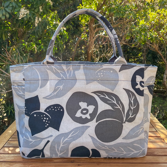 AMONG トートバッグ Mサイズ サイドポケット付 桃栗三年柿八年 濃淡 淡い 日本製 コットン100 トートバッグ 果物柄 大容量 縁起が良い