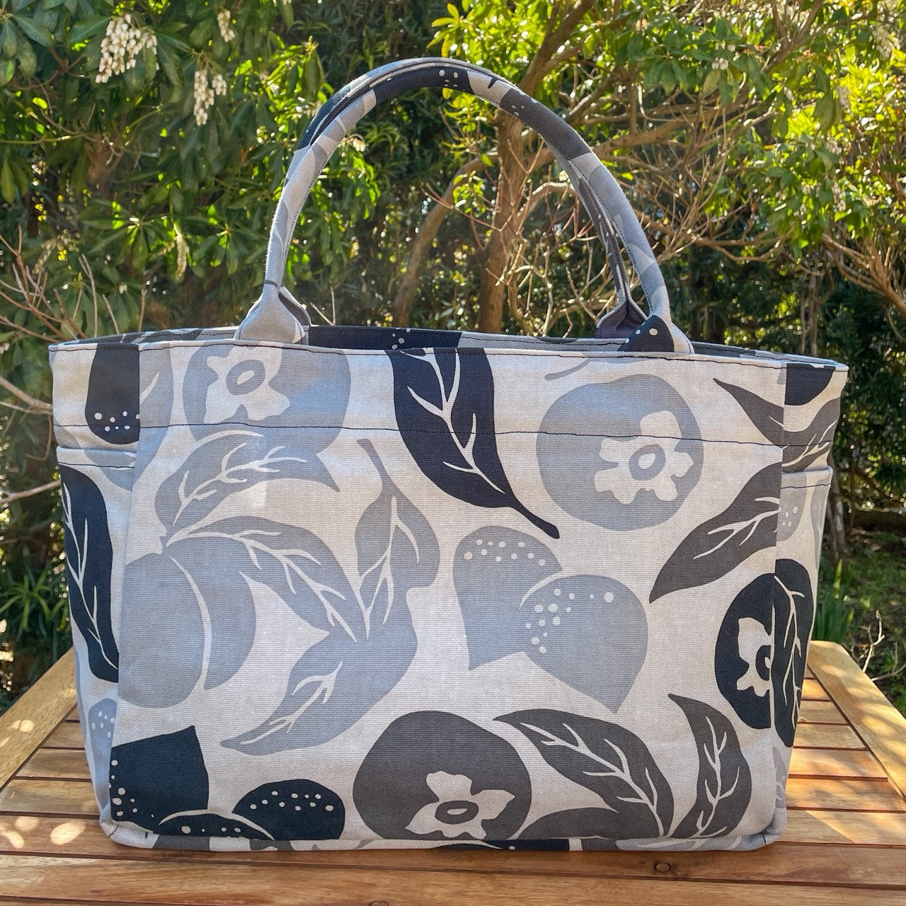 AMONG トートバッグ Mサイズ サイドポケット付 桃栗三年柿八年 濃淡 淡い 日本製 コットン100 トートバッグ 果物柄 大容量 縁起が良い