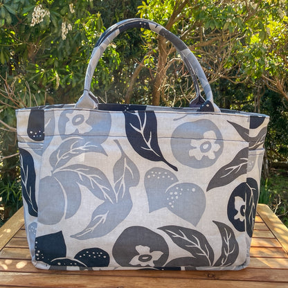 AMONG トートバッグ Mサイズ サイドポケット付 桃栗三年柿八年 濃淡 淡い 日本製 コットン100 トートバッグ 果物柄 大容量 縁起が良い