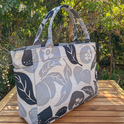 AMONG トートバッグ Mサイズ サイドポケット付 桃栗三年柿八年 濃淡 淡い 日本製 コットン100 トートバッグ 果物柄 大容量 縁起が良い