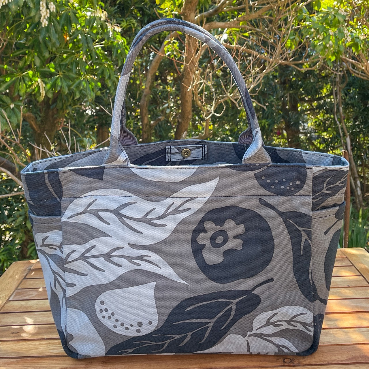 AMONG トートバッグ サイドポケットS  桃栗三年柿八年 濃淡 濃い 日本製 コットン100% ボタニカル 果物柄