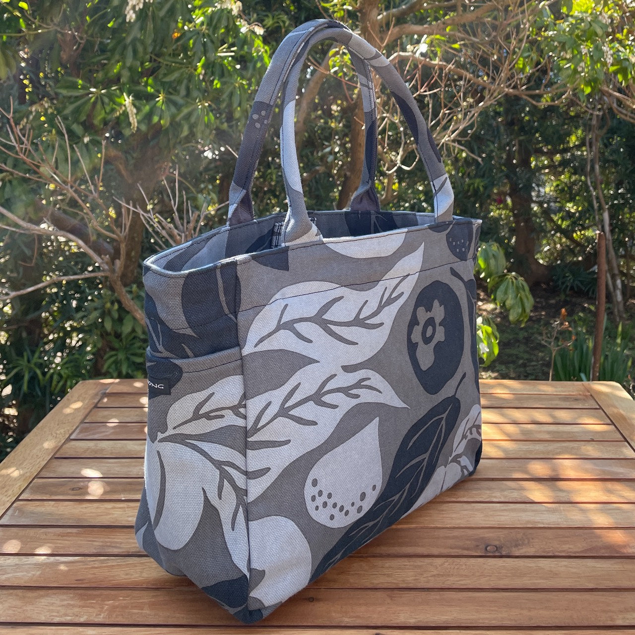 AMONG トートバッグ サイドポケットS  桃栗三年柿八年 濃淡 濃い 日本製 コットン100% ボタニカル 果物柄