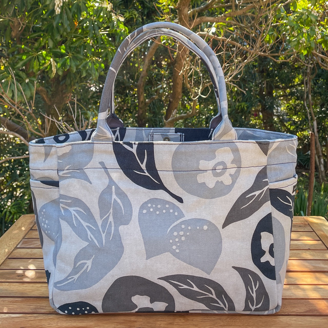 AMONG トートバッグ サイドポケットS  桃栗三年柿八年 濃淡 淡い 日本製 コットン100% ボタニカル 果物柄