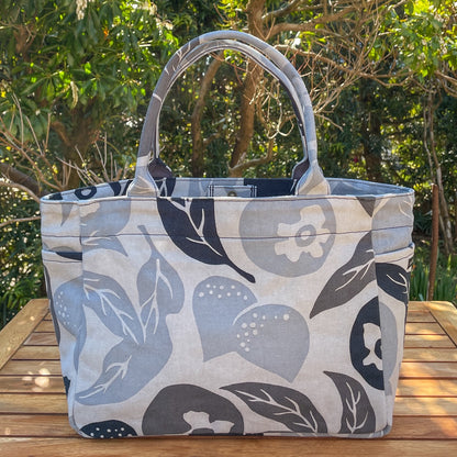 AMONG トートバッグ サイドポケットS  桃栗三年柿八年 濃淡 淡い 日本製 コットン100% ボタニカル 果物柄