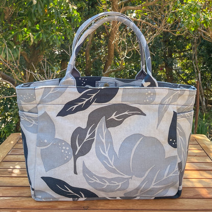 AMONG トートバッグ サイドポケットS  桃栗三年柿八年 濃淡 淡い 日本製 コットン100% ボタニカル 果物柄