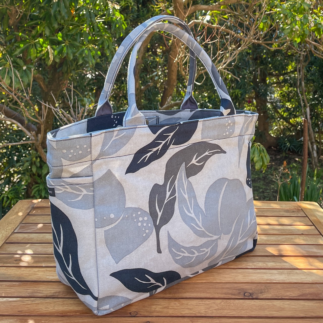 AMONG トートバッグ サイドポケットS  桃栗三年柿八年 濃淡 淡い 日本製 コットン100% ボタニカル 果物柄