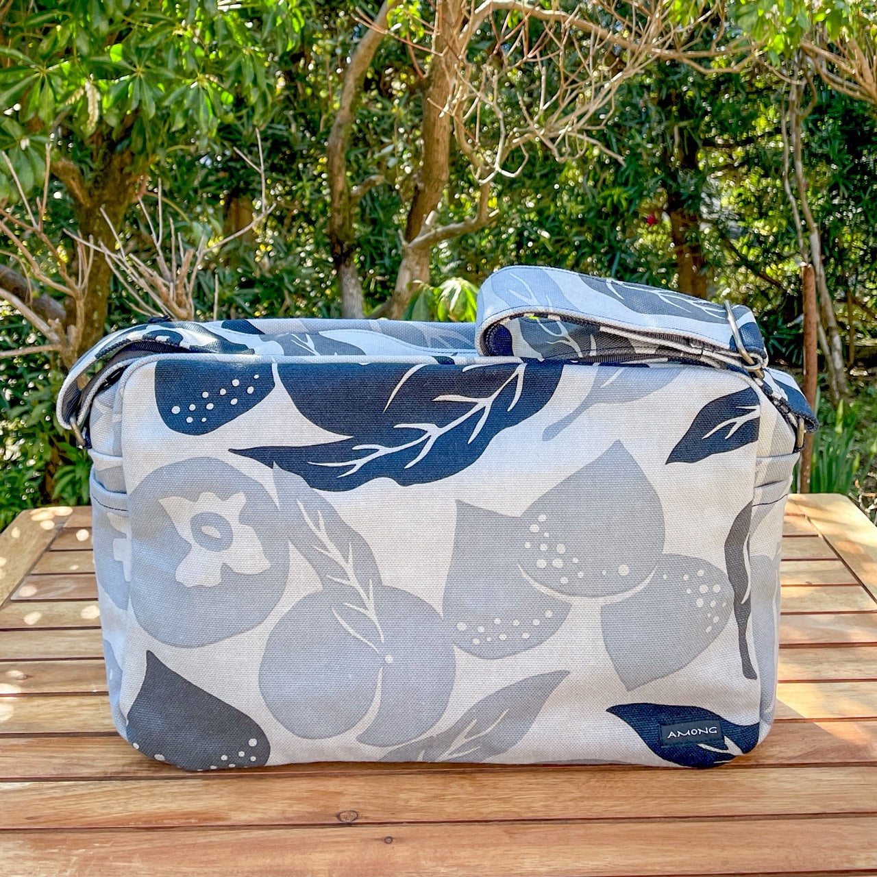 AMONG おでかけショルダーバッグ 桃栗三年柿八年 濃淡 淡い 日本製 綿 コットン100% 果物柄 ボタニカル 旅行用バッグ 