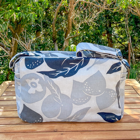 AMONG おでかけショルダーバッグ 桃栗三年柿八年 濃淡 淡い 日本製 綿 コットン100% 果物柄 ボタニカル 旅行用バッグ 