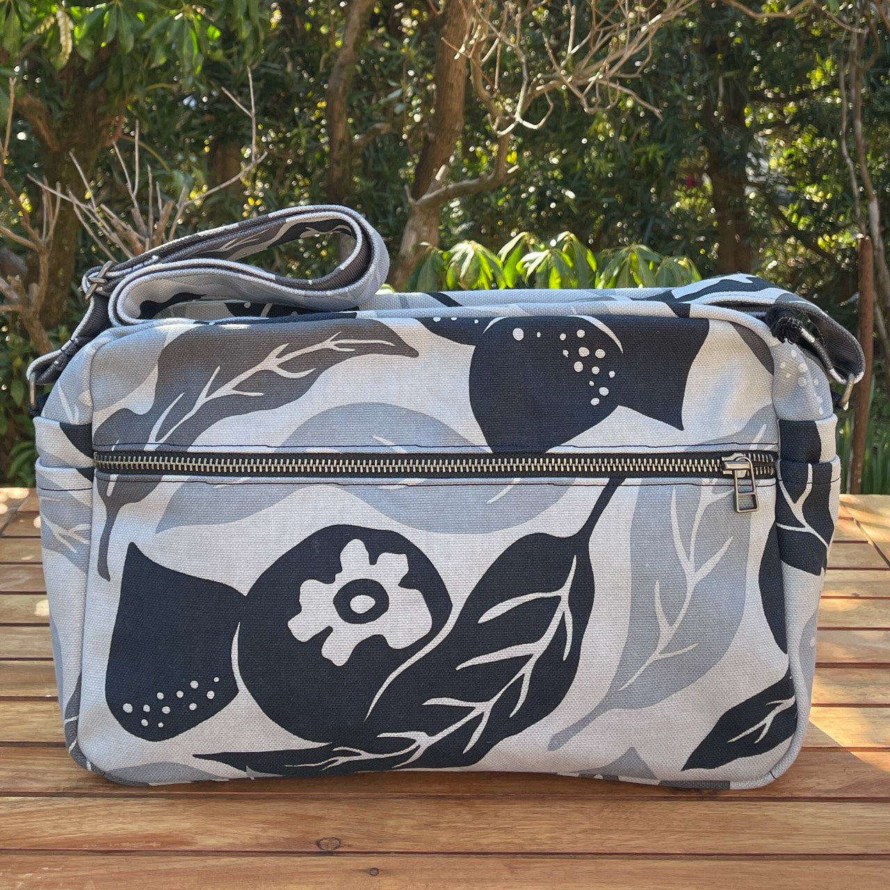 AMONG おでかけショルダーバッグ 桃栗三年柿八年 濃淡 淡い 日本製 綿 コットン100% 果物柄 ボタニカル 旅行用バッグ 