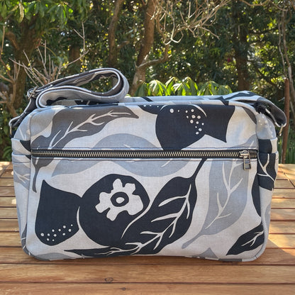 AMONG おでかけショルダーバッグ 桃栗三年柿八年 濃淡 淡い 日本製 綿 コットン100% 果物柄 ボタニカル 旅行用バッグ 