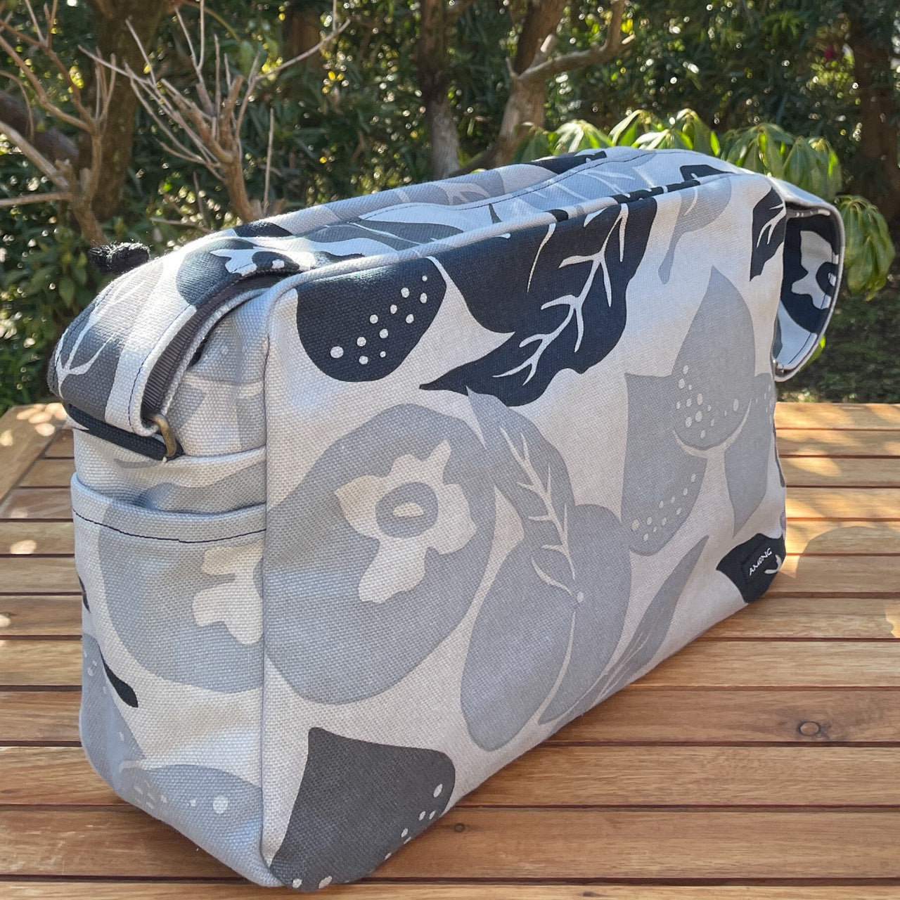 AMONG おでかけショルダーバッグ 桃栗三年柿八年 濃淡 淡い 日本製 綿 コットン100% 果物柄 ボタニカル 旅行用バッグ 