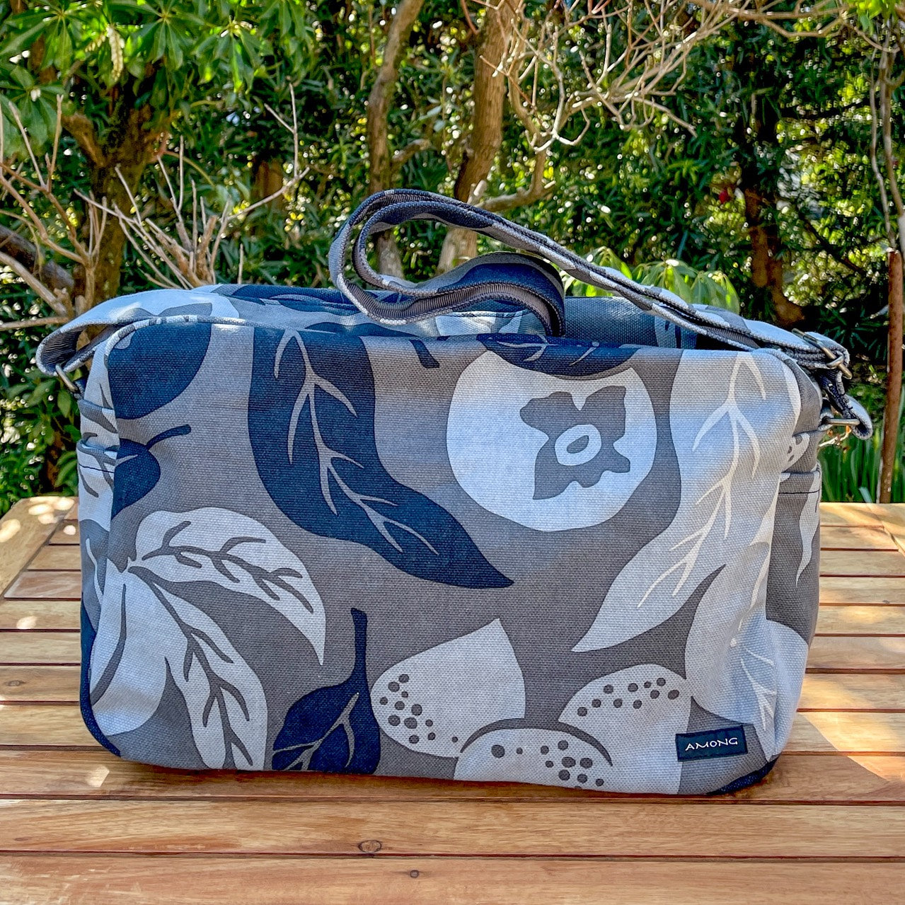 AMONG おでかけショルダーバッグ 桃栗三年柿八年 濃淡 濃い 日本製 綿 コットン100% 果物柄 ボタニカル 旅行用バッグ 