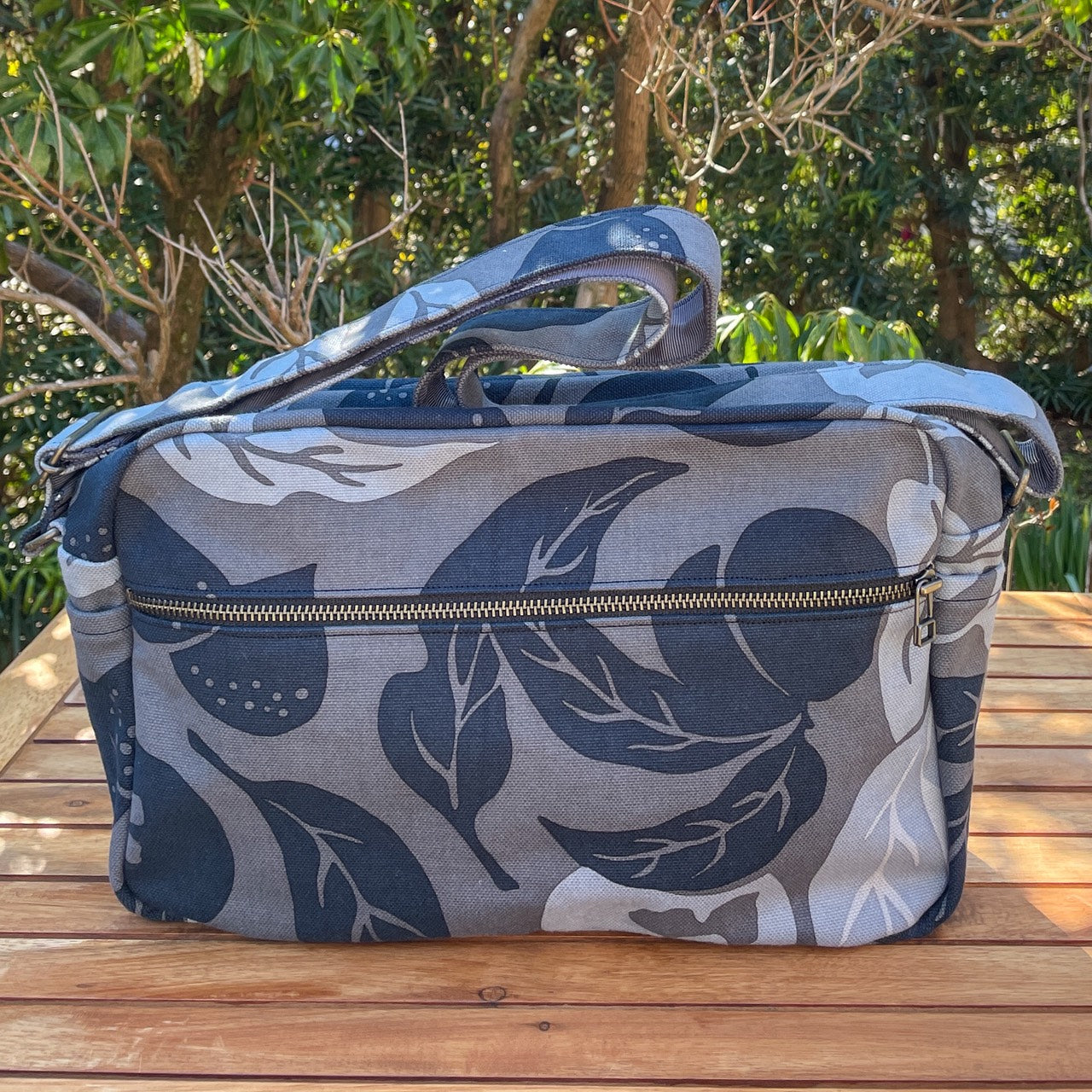 AMONG おでかけショルダーバッグ 桃栗三年柿八年 濃淡 濃い 日本製 綿 コットン100% 果物柄 ボタニカル 旅行用バッグ 