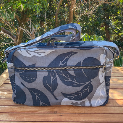 AMONG おでかけショルダーバッグ 桃栗三年柿八年 濃淡 濃い 日本製 綿 コットン100% 果物柄 ボタニカル 旅行用バッグ 