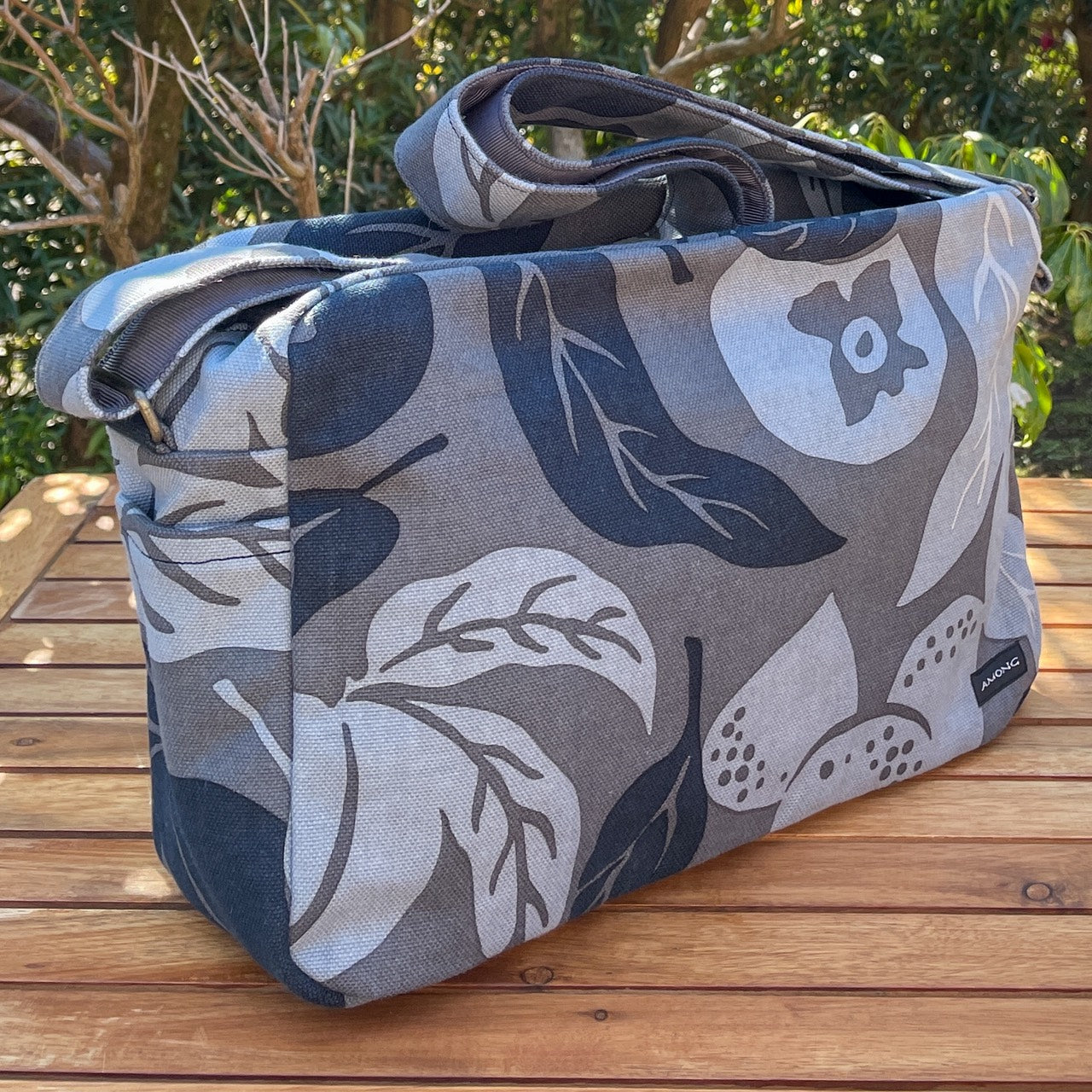 AMONG おでかけショルダーバッグ 桃栗三年柿八年 濃淡 濃い 日本製 綿 コットン100% 果物柄 ボタニカル 旅行用バッグ 