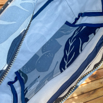 AMONG おでかけショルダーバッグ 桃栗三年柿八年 濃淡 淡い 日本製 綿 コットン100% 果物柄 ボタニカル 旅行用バッグ 